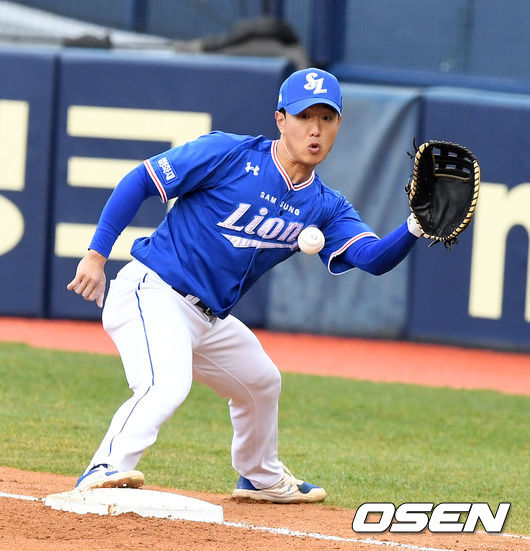 3회말 2사에서 삼성 이성규가 LG 채은성의 3루땅볼에 이원석의 송구를 놓치고 있다. /jpnews@osen.co.kr