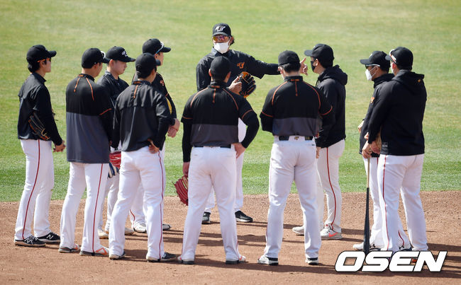 한화 수베로 감독이 선수들과 이야기를 나누고 있다. /youngrae@osen.co.kr 