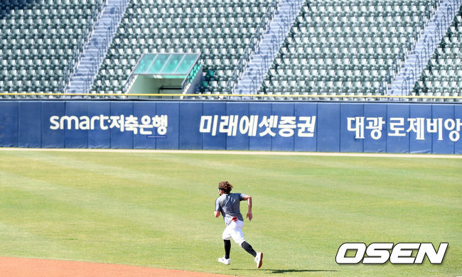 30일 서울 잠실야구장에서 2021년 KBO리그 LG 트윈스와 SSG 랜더스의 시범경기가 열릴 예정이다.SSG 추신수가 러닝을 하고 있다. /sunday@osen.co.kr