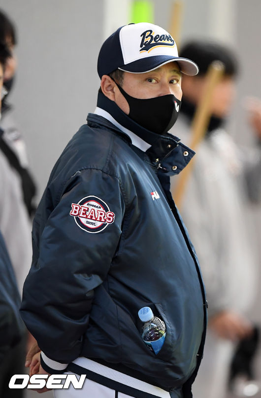 두산 김태형 감독이 선수들의 훈련을 주시하고 있다./rumi@osen.co.kr