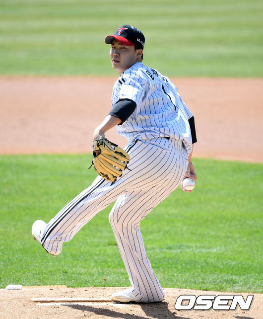 30일 서울 잠실야구장에서 2021년 KBO리그 LG 트윈스와 SSG 랜더스의 시범경기가 열렸다.1회초 LG 선발투수 임찬규가 역투하고 있다. /sunday@osen.co.kr