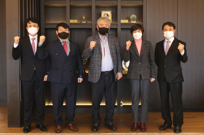 [사진]왼쪽부터 남자 탁구단 최영일 감독, 유도단 이경근 감독, 김우남 회장, 여자 탁구단 현정화 감독, 승마단 전재식 감독 /한국마사회 제공