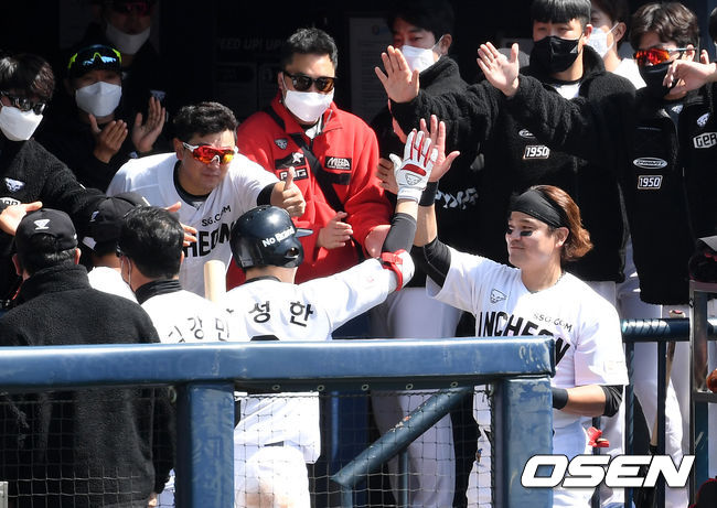 30일 서울 잠실야구장에서 2021년 KBO리그 LG 트윈스와 SSG 랜더스의 시범경기가 열렸다.5회초 1사 1루에서 SSG 박성한이 우월 투런 홈런을 치고 더그아웃에서 동료들의 축하를 받고 있다. /sunday@osen.co.kr