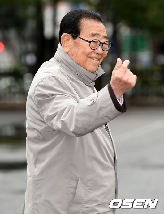 방송인 송해가 6일 오전 서울 여의도 KBS 신관 공개홀에서 열리는 KBS2 '뮤직뱅크' 리허설에 앞서 포즈를 취하고 있다. /pjmpp@osen.co.kr