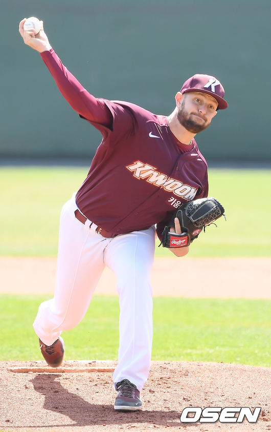 30일 대전 한화생명이글스파크에서 한화 이글스와 키움 히어로즈의 시범경기가 열렸다.1회말 키움 스미스가 역투하고 있다. /youngrae@osen.co.kr