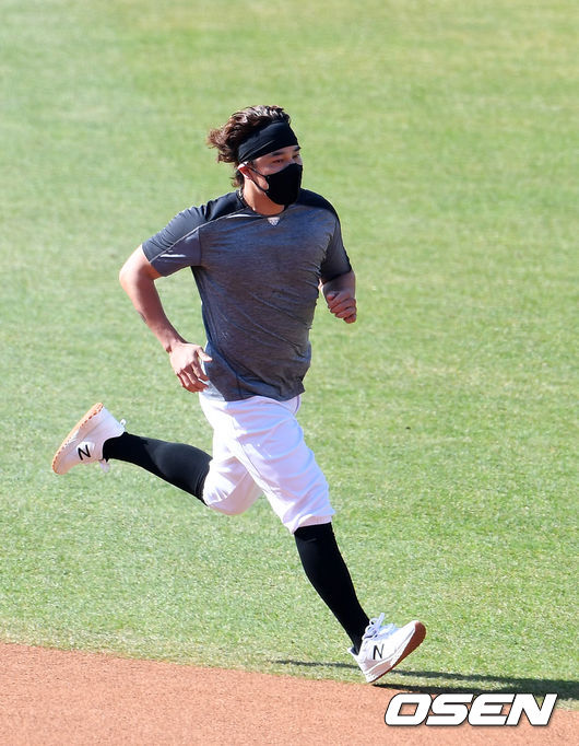 30일 서울 잠실야구장에서 2021년 KBO리그 LG 트윈스와 SSG 랜더스의 시범경기를 앞두고 SSG 추신수가 혼자 일찍 나와서 러닝을 하고 있다. /sunday@osen.co.kr