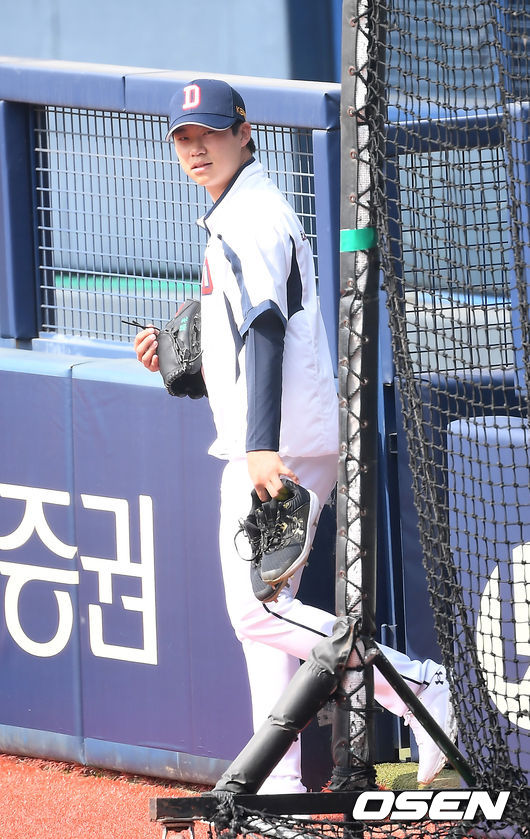 2:2 트레이드로 두산 유니폼을 입은 두산 남호가 훈련을 위해 그라운드로 나서고 있다. /youngrae@osen.co.kr