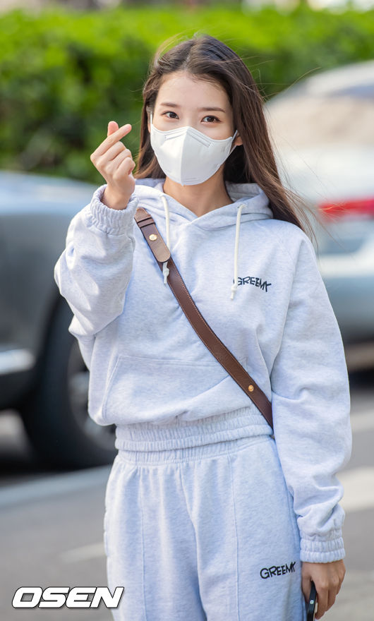 가수 겸 배우 아이유(IU, 이지은)이 출근길에서 포즈를 취하고 있다./rumi@osen.co.kr