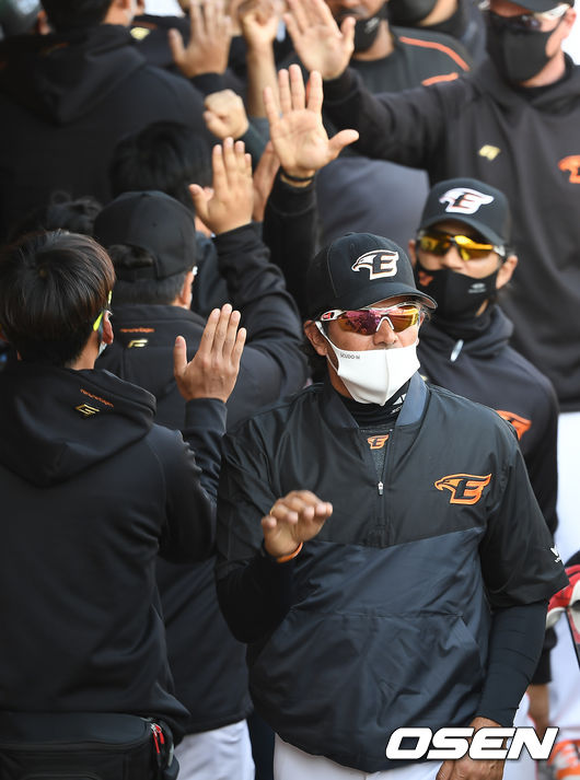 3연승을 거둔 한화는 시범경기 최종 성적 6승1패, 승률 8할5푼7리로 전체 1위를 확정지었다. 지난 1986년(2승1패), 1999년(5승), 2001년(7승3패1무)에 이어 팀 역대 4번째 시범경기 1위로 20년 만이다. 승리를 거둔 한화 수베로 감독이 코치들과 기뻐하고 있다. /youngrae@osen.co.kr