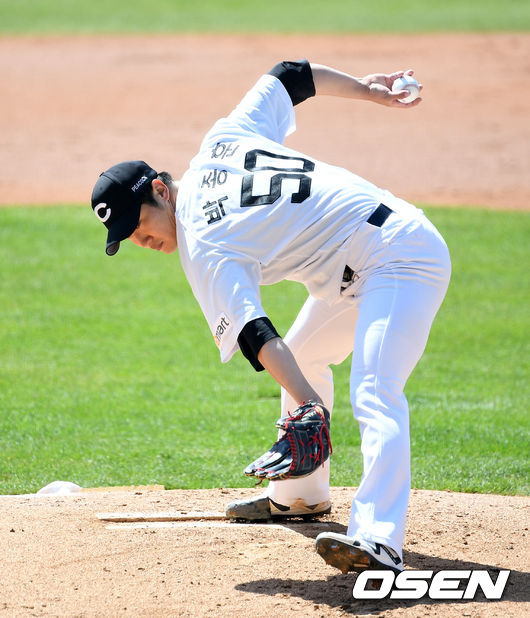 30일 서울 잠실야구장에서 2021년 KBO리그 LG 트윈스와 SSG 랜더스의 시범경기가 열렸다.1회말 SSG 선발투수 박종훈이 역투하고 있다. /sunday@osen.co.kr