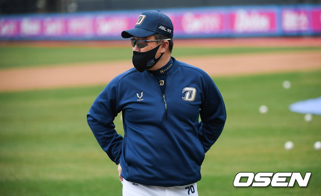 경기에 앞서 NC 이동욱 감독이 그라운드를 바라보고 있다./  soul1014@osen.co.kr