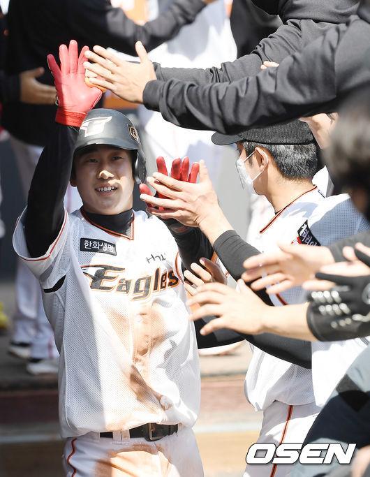 30일 대전 한화생명이글스파크에서 한화 이글스와 키움 히어로즈의 시범경기가 열렸다.3회말 무사 1루 한화 박정현이 투런 홈런을 때린 뒤 동료들과 기뻐하고 있다. /youngrae@osen.co.kr