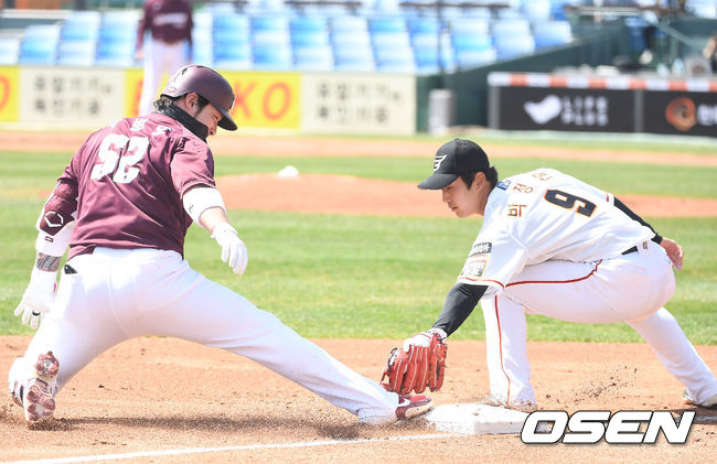 키움 박병호의 3루타 때 한화 3루수 박정현이 태그 아웃을 시도하고 있다. /youngrae@osen.co.kr