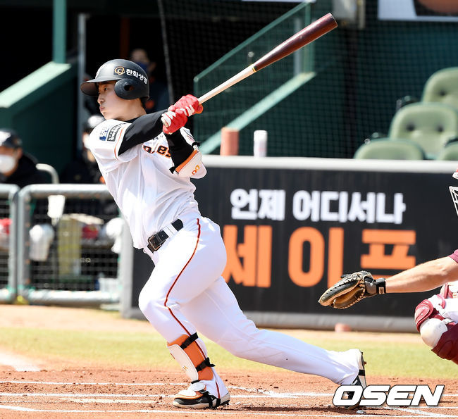 30일 대전 한화생명이글스파크에서 한화 이글스와 키움 히어로즈의 시범경기가 열렸다.1회말 무사 1루 한화 박정현이 안타를 때려내고 있다. /youngrae@osen.co.kr