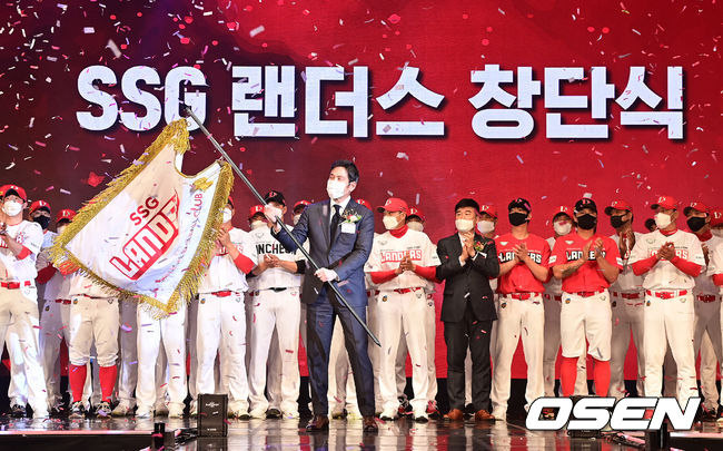 SSG 정용진 구단주가 구단기를 흔들고 있다. /jpnews@osen.co.kr