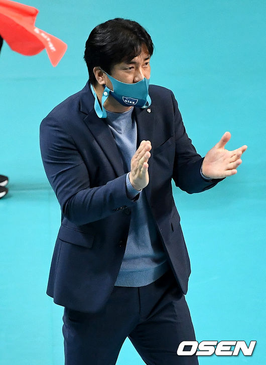 28일 오후 서울 장충체육관에서 ‘2020-2021 도드람 V-리그’ 여자부 챔피언 결정전 2차전 GS칼텍스와 흥국생명의 경기가 열렸다.1세트, GS칼텍스 차상현 감독이 선수들을 격려하고 있다. / dreamer@osen.co.kr