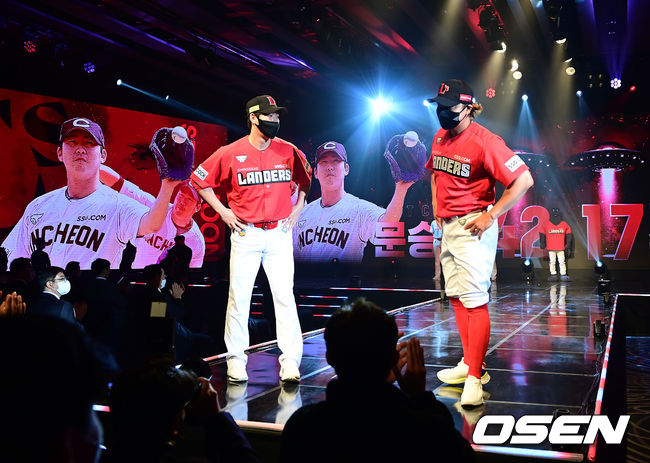 SSG 문승원, 추신수가 어웨이 유니폼을 선보이고 있다. /jpnews@osen.co.kr