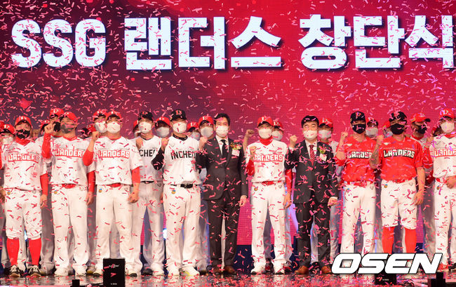 SSG 정용진 구단주와 선수단이 파이팅을 외치고 있다. /jpnews@osen.co.kr