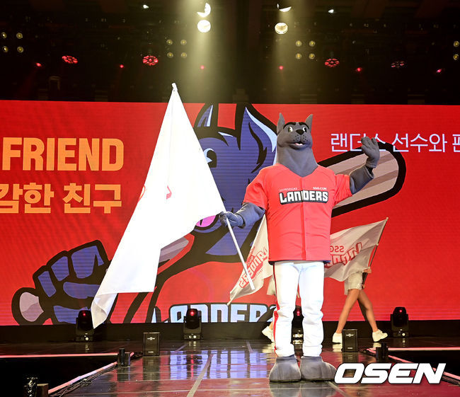 SSG 랜더스 새 마스코트 '랜디(LANDY)’가 공개되고 있다. /jpnews@osen.co.kr