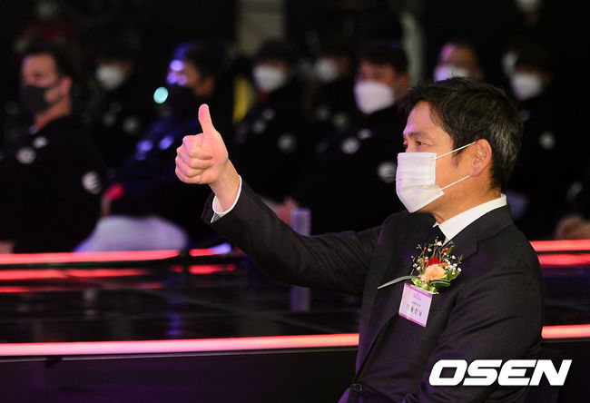 SSG 박종훈이 정용진 구단주에게 “SNS 팔로우를 했는데 안 받아 주셨다”고 부탁을 하자 정용진 구단주가 미소를 지으며 엄지 손가락을 치켜 들고 있다. /jpnews@osen.co.kr