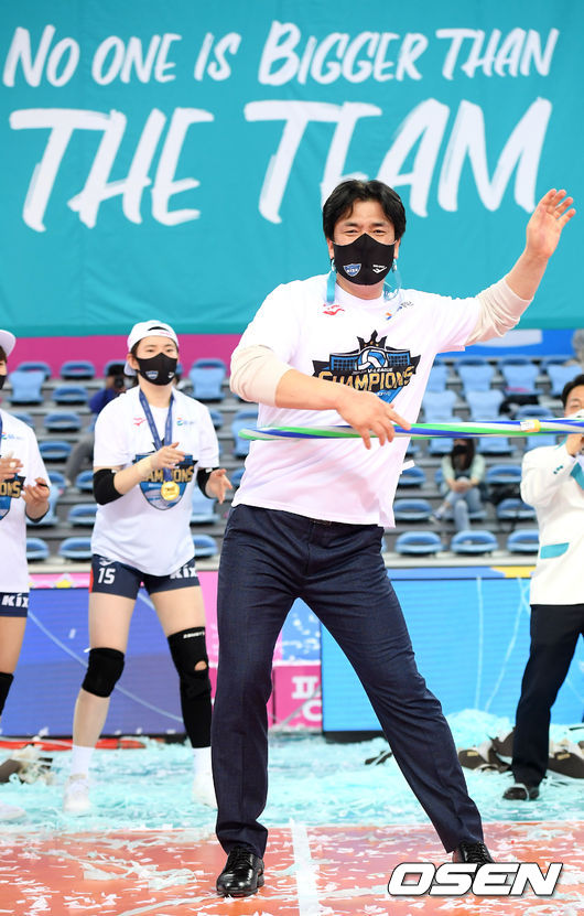 경기 종료 후 GS칼텍스 차상현 감독이 훌라후프 우승 공약을 하고 있다. /cej@osen.co.kr