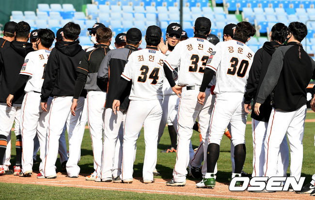 한화가 20년 만에 시범경기 1위에 등극했다. 한화는 30일 대전 한화생명이글스파크에서 열린 2021 KBO리그 시범경기에서 키움을 9-2로 꺾었다. 홈런을 터뜨린 박정현을 비롯해 하주석, 정은원이 2안타씩 멀티히트로 타선을 이끌었다. 마운드도 8명의 투수들이 9이닝 2실점을 합작했다. 3연승을 거둔 한화는 시범경기 최종 성적 6승1패, 승률 8할5푼7리로 전체 1위를 확정지었다. 지난 1986년(2승1패), 1999년(5승), 2001년(7승3패1무)에 이어 팀 역대 4번째 시범경기 1위로 20년 만이다. 승리를 거둔 한화 선수단이 기뻐하고 있다. /youngrae@osen.co.kr