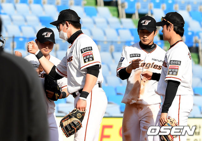 한화가 20년 만에 시범경기 1위에 등극했다. 한화는 30일 대전 한화생명이글스파크에서 열린 2021 KBO리그 시범경기에서 키움을 9-2로 꺾었다. 홈런을 터뜨린 박정현을 비롯해 하주석, 정은원이 2안타씩 멀티히트로 타선을 이끌었다. 마운드도 8명의 투수들이 9이닝 2실점을 합작했다. 3연승을 거둔 한화는 시범경기 최종 성적 6승1패, 승률 8할5푼7리로 전체 1위를 확정지었다. 지난 1986년(2승1패), 1999년(5승), 2001년(7승3패1무)에 이어 팀 역대 4번째 시범경기 1위로 20년 만이다. 승리를 거둔 한화 선수단이 기뻐하고 있다. /youngrae@osen.co.kr