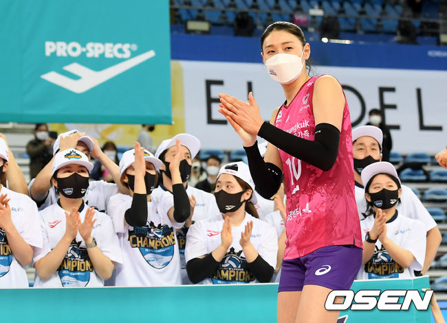 흥국생명 김연경이 준우승팀 시상식을 위해 입장하고 있다. /cej@osen.co.kr