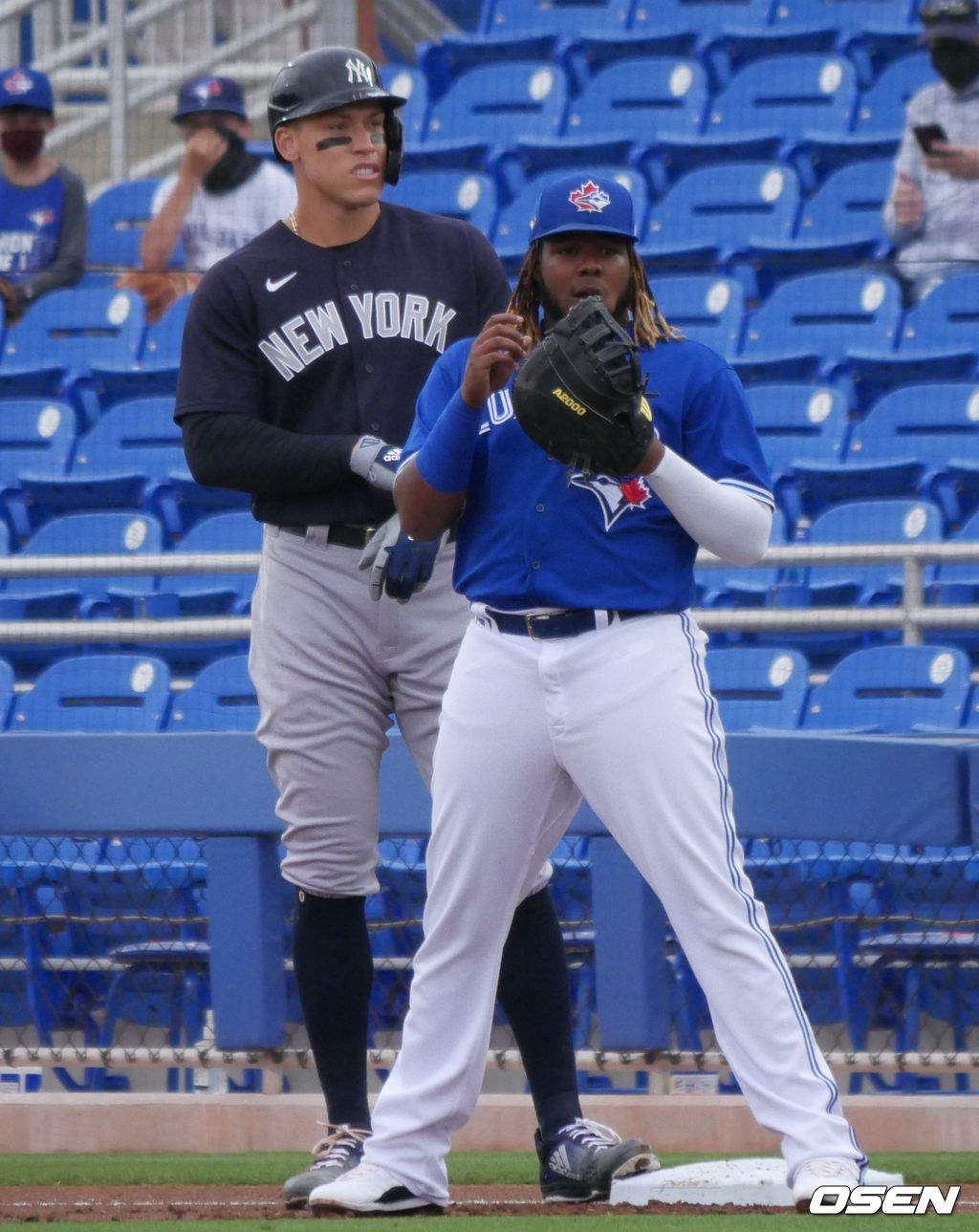 [OSEN=더니든(미 플로리다주), 이사부 통신원] 토론토의 블라디미르 게레로 주니어(오른쪽)와 뉴욕 양키스의 애런 저지. /lsboo@osen.co.kr