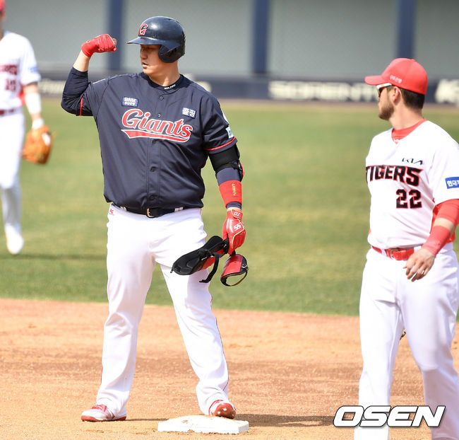 26일 광주-KIA 챔피언스필드에서 ‘2021 KBO리그’ KIA 타이거즈와 롯데 자이언츠의 시범경기가 열렸다.4회초 1사 주자없는 상황 롯데 이대호가 2루타를 날리고 2루에 안착해 세리머니를 하고 있다. / dreamer@osen.co.kr