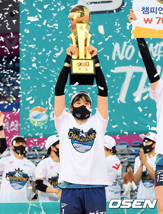 우승을 거둔 GS칼텍스 이소영이 우승 트로피를 들어올리고 있다. /cej@osen.co.kr