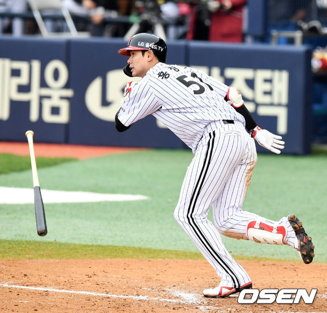 4회말 1사 1,2루에서 LG 홍창기가 1타점 중전 적시타를 날리고 있다. /jpnews@osen.co.kr