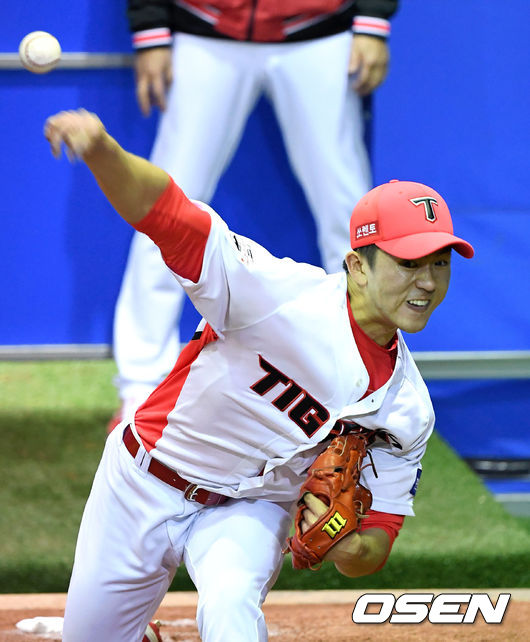 KIA 타이거즈 우완 이승재가 불펜에서 힘차게 볼을 던지고 있다./OSEN DB