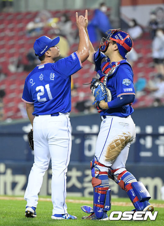 경기 종료 후 삼성 오승환, 강민호가 승리를 기뻐하고 있다. /cej@osen.co.kr