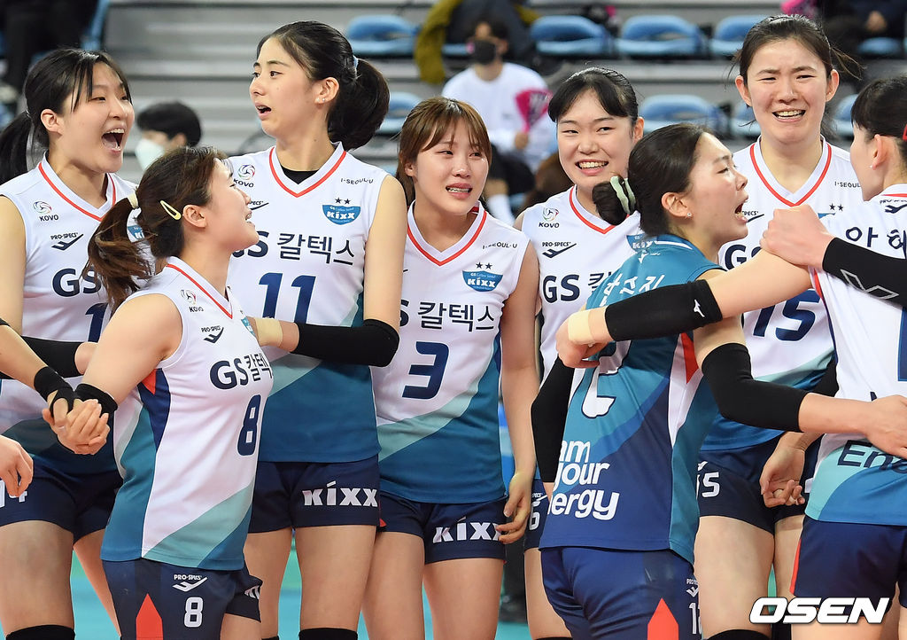 GS칼텍스로 시작해 GS칼텍스로 끝났다. V리그 여자부 사상 첫 트레블의 주인공. 바로 차상현 감독이 이끄는 GS칼텍스다.GS칼텍스는 30일 인천 계양체육관에서 열린 도드람 2020-2021 V리그 여자부 챔피언결정전(5전 3선승제) 흥국생명과의 3차전에서 세트 스코어 3-2(25-23, 25-22, 19-25, 17-25, 15-7)로 승리했다.챔피언결정전 우승을 거둔 GS칼텍스 선수들이 승리를 기뻐하고 있다. /cej@osen.co.kr