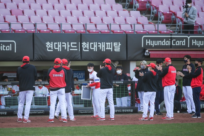 KIA 선수들이 불펜포수 이동건 송별식을 했다./KIA 타이거즈 제공