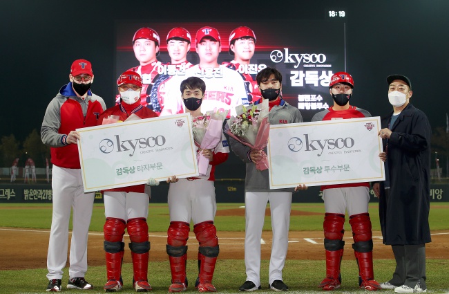 윌리엄스 감독이 이달의 감독상을 수여하고 함께 촬영하고 있다./KIA 타이거즈 제공