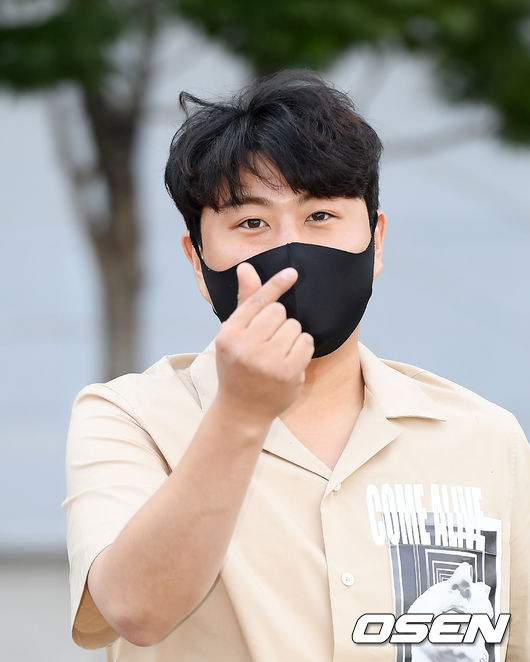 김호중이 포즈를 취하며 출근하고 있다. /cej@osen.co.kr