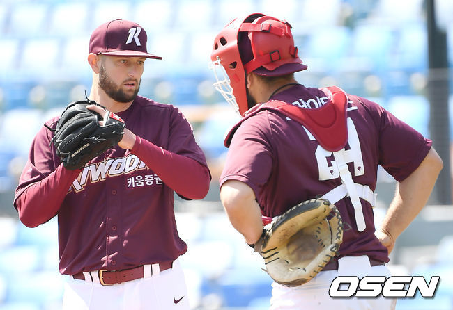 30일 대전 한화생명이글스파크에서 한화 이글스와 키움 히어로즈의 시범경기가 열렸다.  1회말 무사 3루 키움 스미스와 프레이타스가 이야기를 나누고 있다. /youngrae@osen.co.kr