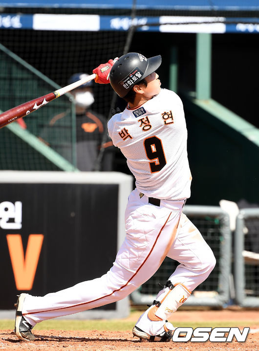 한화 박정현이 투런 홈런을 때려내고 있다. /youngrae@osen.co.kr 