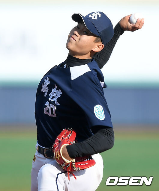 유신고 박영현이 마운드에 올라 힘차게 공을 뿌리고 있다./ksl0919@osen.co.kr