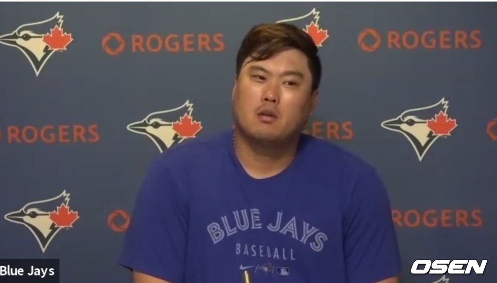[사진] 토론토의 류현진이 1일(한국시간) 취재진들과 화상 인터뷰를 하고 있다. <토론토 블루제이스 구단 제공 동영상 캡처>