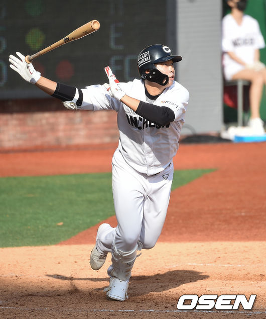 8회말 2사 SSG 오준혁이 솔로홈런을 날리고 있다.  / soul1014@osen.co.kr