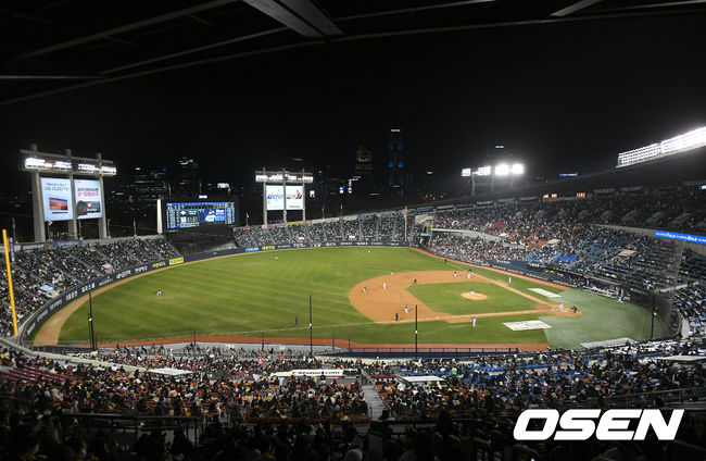 4일 오후 서울 잠실야구장에서 '2020 신한은행 SOL KBO리그' 준플레이오프 1차전 두산 베어스와 LG 트윈스의 경기가 열렸다.유관중으로 진행되는 가운데 야구팬들이 열띤 응원을 펼치고 있다./ksl0919@osen.co.kr