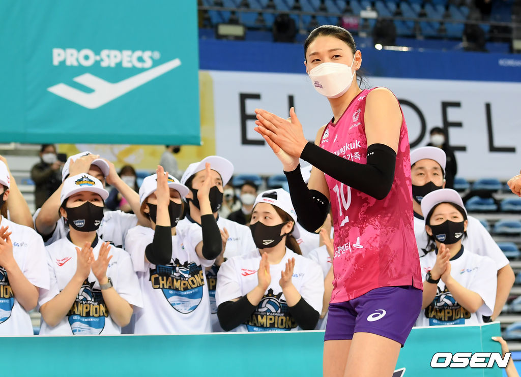 흥국생명 김연경이 준우승팀 시상식을 위해 입장하고 있다. /cej@osen.co.kr