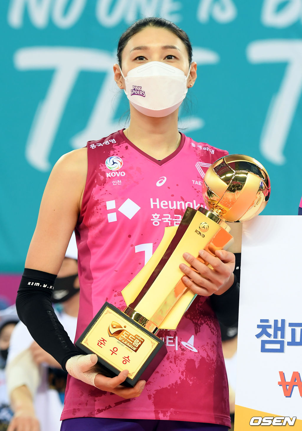 준우승 트로피를 안고 포즈를 취하고 있다./cej@osen.co.kr