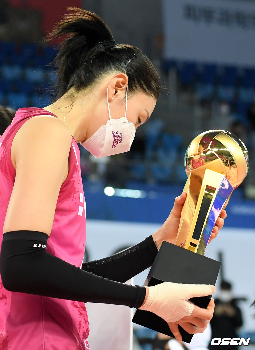 준우승을 거둔 흥국생명 김연경이 트로피를 살피고 있다. /cej@osen.co.kr