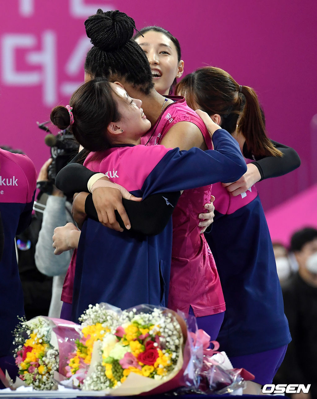 흥국생명 김연경이 동료 선수들을 안아주고 있다. /cej@osen.co.kr