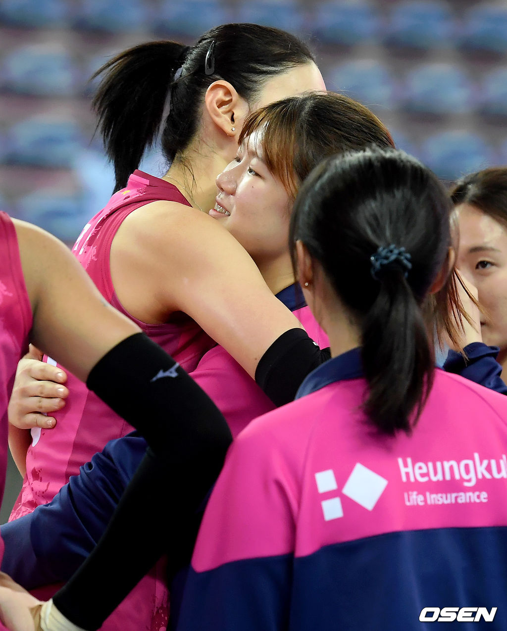 흥국생명 김연경이 김다은을 안아주고 있다. /cej@osen.co.kr