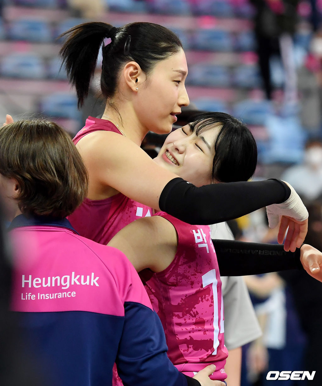 흥국생명 김연경이 박현주를 안아주고 있다. /cej@osen.co.kr